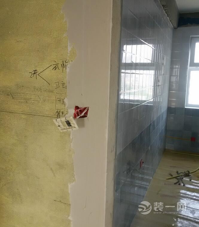 深圳装修业主吴女士装修进程之卫生间瓷砖铺贴