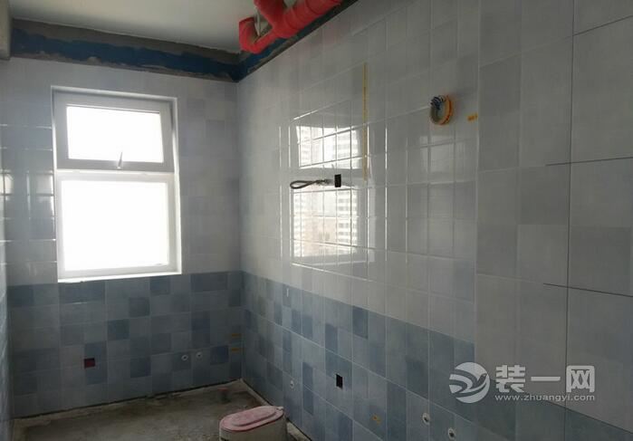 深圳装修业主吴女士装修进程之卫生间瓷砖铺贴